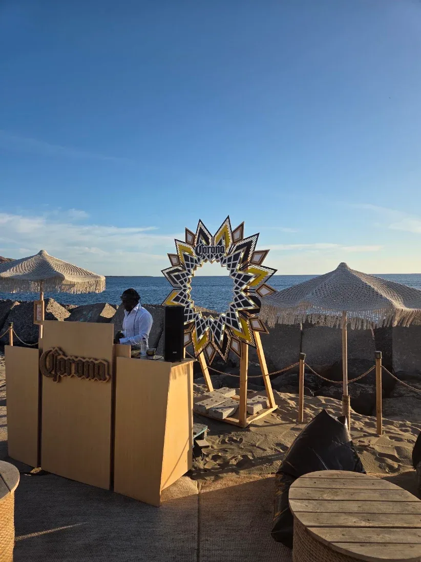 DJ en directo en la arena al atardecer
