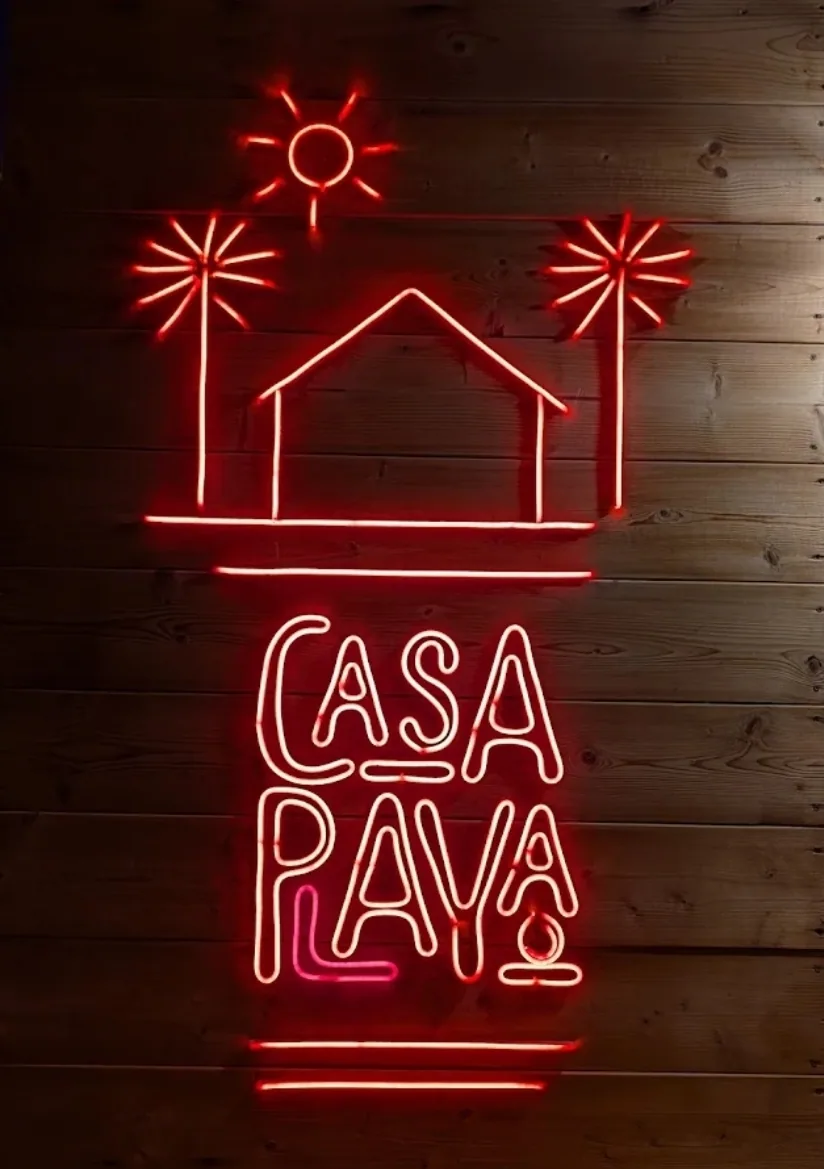 Logo de Casa Playa en neón
