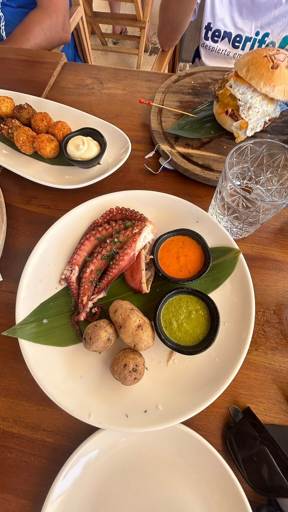 Pulpo, croquetas y burger