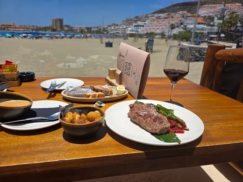 Copa de vino con vistas al mar